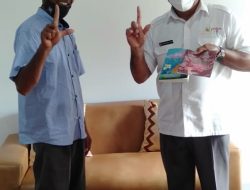 Kadis Perpustakaan Lembata Terima Buku ” Ibu Surga Kecil Yang Tersembunyi “