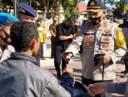 TNI-Polri Manggarai Barat Bagi 3.300 Masker Gratis