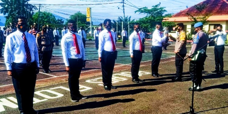 Kapolres AKBP I Gusty Putu Suka Arsa Berikan Penghargaan Kepada Lima Personil Sat Buser Flotim