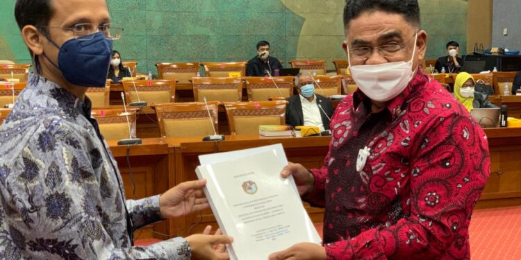 Andreas Pareira Dorong Pemerintah Negerikan Perguruan Tinggi Swasta