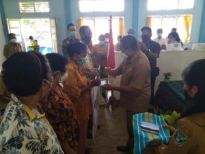 Bupati Anton Hadjon Serahkan Biaya Pembebasan Lahan Bandara Gewayantana