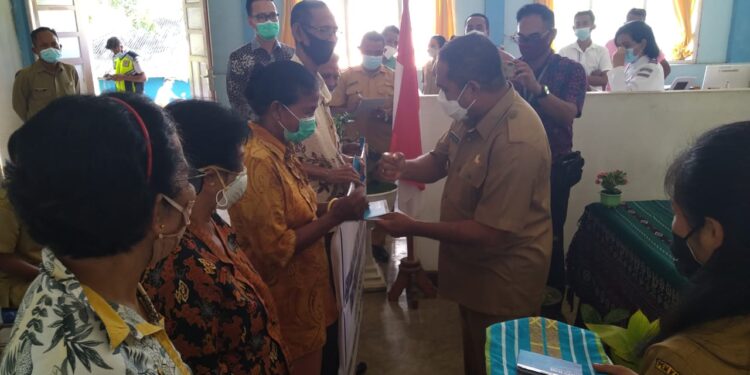 Bupati Anton Hadjon Serahkan Biaya Pembebasan Lahan Bandara Gewayantana