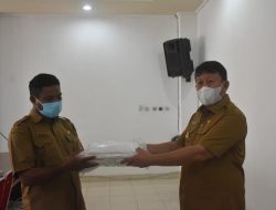 Wabup dr. Yulianus Weng Serahkan Bantuan APD Kemkominfo Untuk Dinkes Mabar