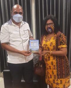 Wagub Papua Barat Terima Buku Refleksi Otonomi Lembata
