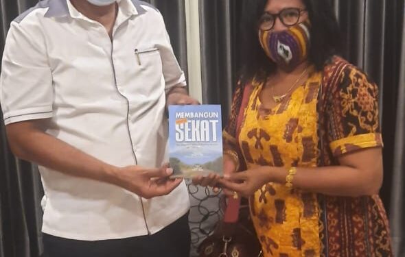 Wagub Papua Barat Terima Buku Refleksi Otonomi Lembata