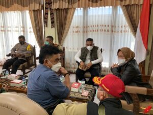 Hugo Parera dan Risma Gotong Royong Bantu NTT