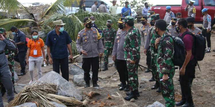 Panglima TNI dan Kapolri Tinjau Rumah Korban Banjir Bandang di Lembata