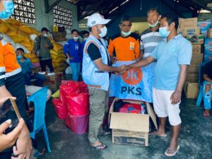PKS Serahkan Genset Untuk Korban Banjir Bandang di Paroki Nelelamadike
