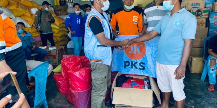 PKS Serahkan Genset Untuk Korban Banjir Bandang di Paroki Nelelamadike