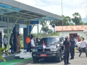 Presiden Jokowi Tiba Lembata, Bagi Masker di Bandara Wunopito