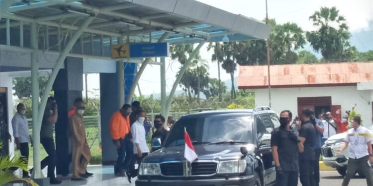 Presiden Jokowi Tiba Lembata, Bagi Masker di Bandara Wunopito
