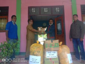 SMPN 2 Buyasuri Bantu Siswa SMK Ileape Korban Banjir Bandang
