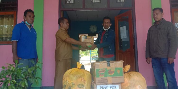 SMPN 2 Buyasuri Bantu Siswa SMK Ileape Korban Banjir Bandang