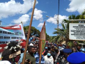 Aloysius Dumatubun Diingatkan Akan Dayung dan Tokong yang Dibawa Orang Marind  ke Rumahnya