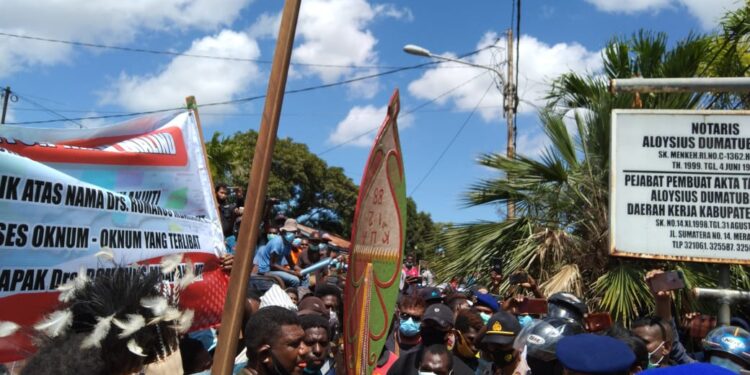 Aloysius Dumatubun Diingatkan Akan Dayung dan Tokong yang Dibawa Orang Marind  ke Rumahnya