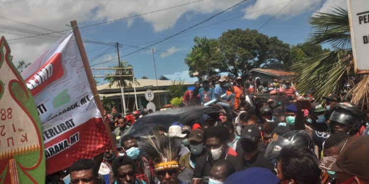 Datangi Rumahnya, Aloysius Dumatubun ‘Diultimatum’ Angkat Kaki Dari Merauke