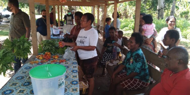 Mama-Mama Papua Kaget Dikunjungi Bupati Merauke, Hasil Jualan Diborong