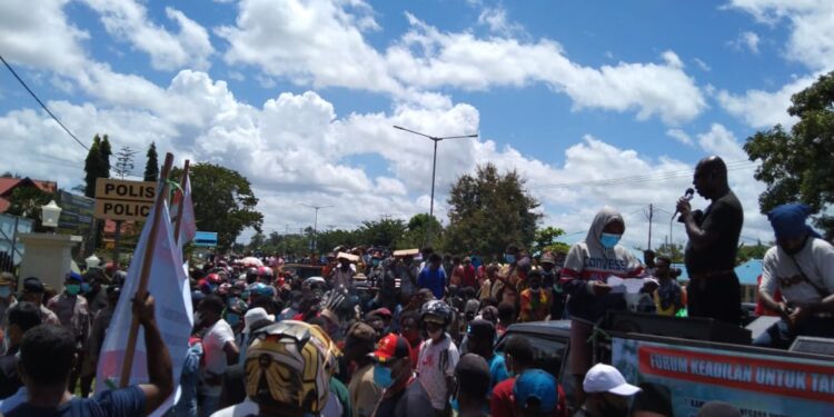 1000 Lebih Massa Gelar Aksi Demonstrasi, Desak Aloysius Dumatubun Ditangkap dan Diproses Hukum