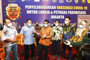 Bamsoet Tinjau Vaksinasi Covid-19 Tahap II Bagi Lansia dan Pekerja Pariwisata