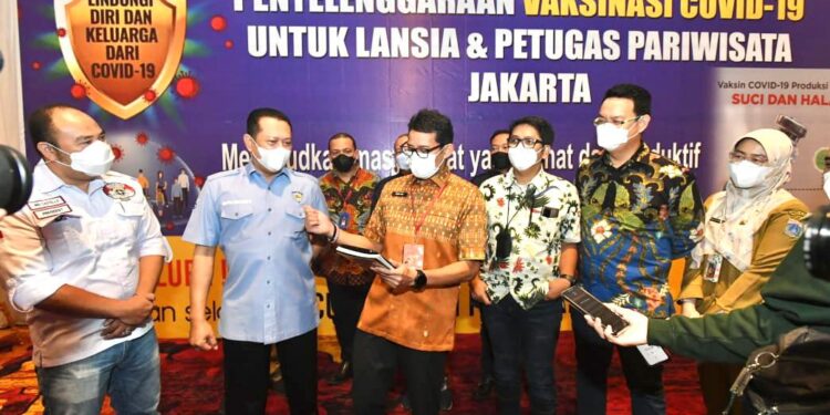 Bamsoet Tinjau Vaksinasi Covid-19 Tahap II Bagi Lansia dan Pekerja Pariwisata