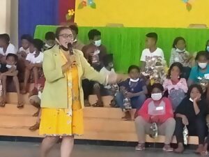 Etty Tokan Lakukan Door Prize Dalam Trauma Healing Pengungsi Anak Adonara
