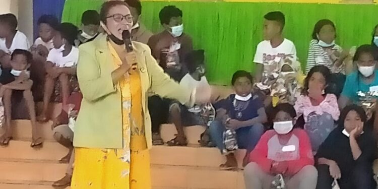 Etty Tokan Lakukan Door Prize Dalam Trauma Healing Pengungsi Anak Adonara