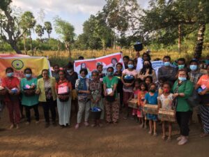 Etty Tokan Bawa Alas Kaki Untuk Pengungsi Lembata