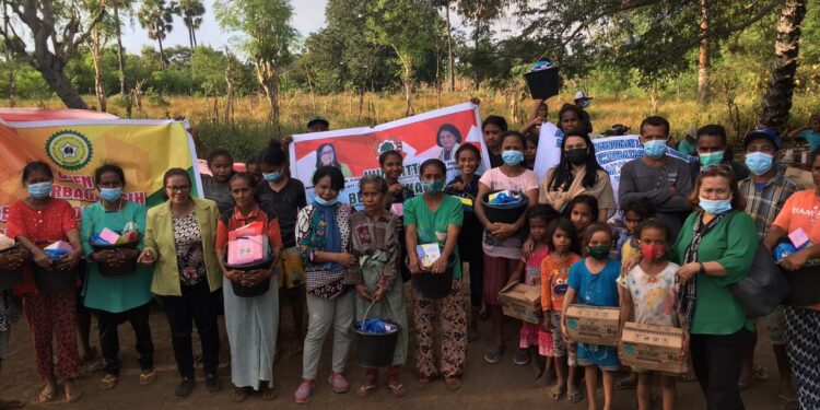 Etty Tokan Bawa Alas Kaki Untuk Pengungsi Lembata