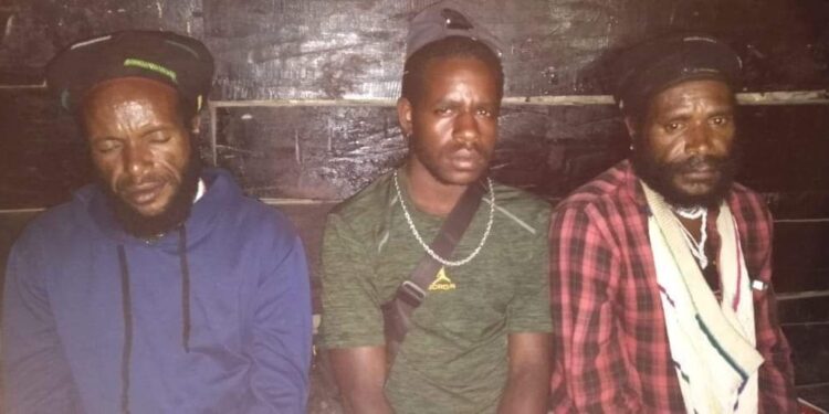 Tiga Anggota Kelompok Kriminal Bersenjata Papua Serahkan Diri