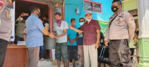 Kaum Buruh Pelabuhan Lewoleba Bantu Korban Bencana Lembata