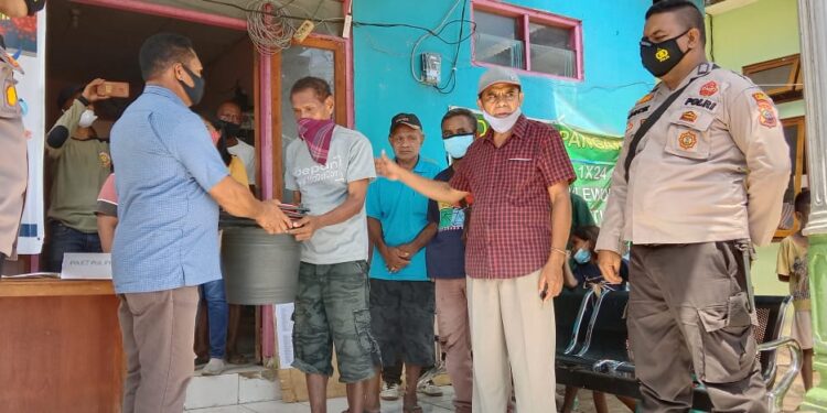 Kaum Buruh Pelabuhan Lewoleba Bantu Korban Bencana Lembata