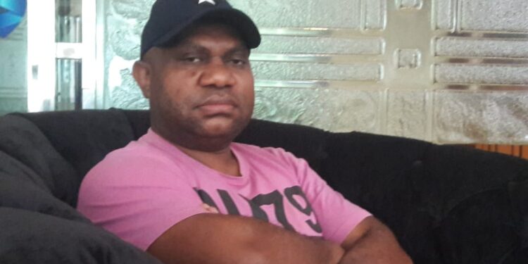 Bupati Dogiyai-Papua, Yakobus Luncurkan Portal Berita di Kandang Ternak