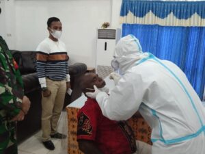 Turun dari Pesawat, Bupati Merauke Langsung Rapid Antigen di Bandara Mopah