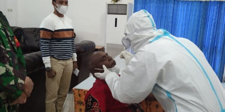 Turun dari Pesawat, Bupati Merauke Langsung Rapid Antigen di Bandara Mopah