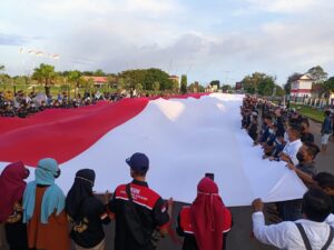 Bendera Merah Putih Ukuran ‘Raksasa’ Dibentangkan di Depan Kantor Bupati