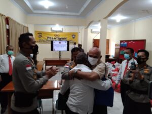 Ketika Aloysius Dumatubun Memeluk Erat Romanus Mbaraka