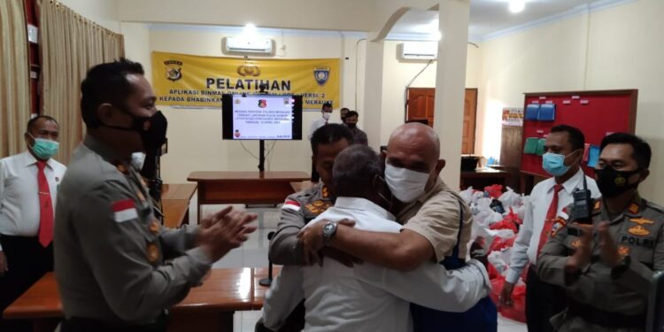 Ketika Aloysius Dumatubun Memeluk Erat Romanus Mbaraka