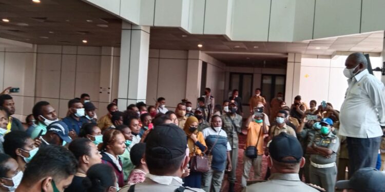 Kala Mereka Meneteskan Air Mata Didepan Bupati Merauke