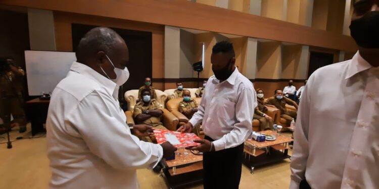 Bupati Merauke Serahkan 227  SK CPNS Formasi 2018