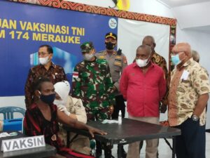 Bupati Merauke : Luar Biasa Gebrakan TNI Lakukan  Vaksinasi Covid-19  Untuk Ratusan Masyarakat