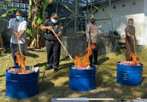 Bea Cukai Labuan Bajo Musnahkan Ratusan Ribu Batang Rokok Ilegal