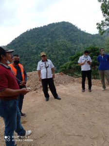 Bupati Matim Andreas Tinjau Jalan di Lambaleda Selatan