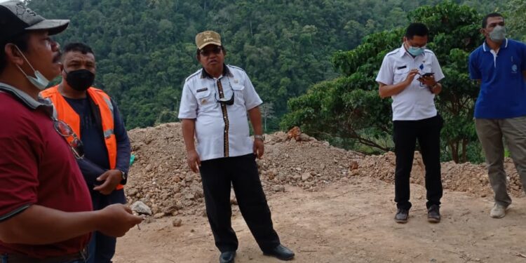 Bupati Matim Andreas Tinjau Jalan di Lambaleda Selatan