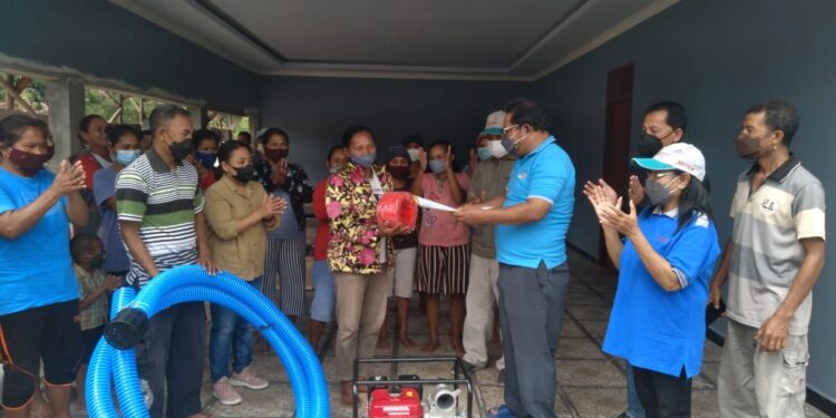 Dinas Pertanian Matim Serahkan Bantuan Kepada Kelompok Wanita Tani di Bangka Kantar