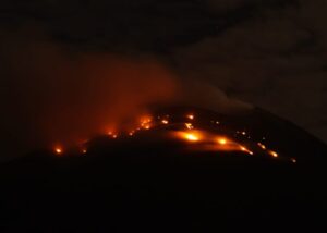 Ile Lewotolok Lembata Erupsi Lava Pijar Bakar Hutan di Lereng Gunung