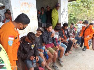 Tim Sar Gabungan Temukan 7 Pemuda Tersesat di Hutan Manggarai