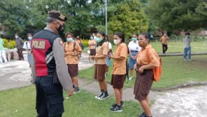 Satuan Sabhara Polres Manggarai Bubarkan Para Siswa di Taman Kota Ruteng
