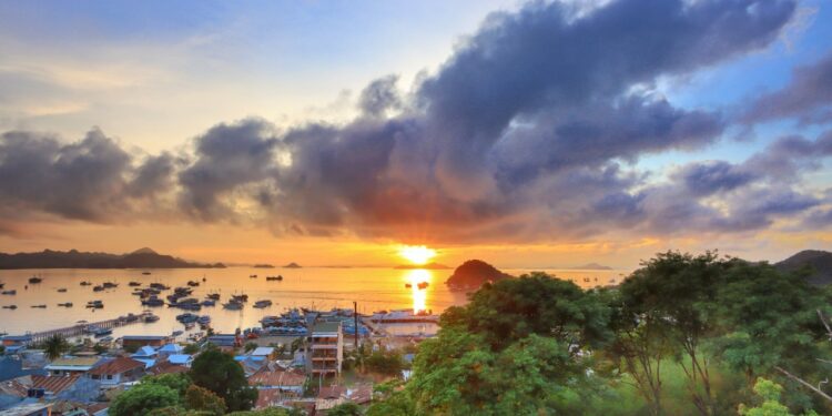 Nikmati Indahnya Puncak Waringin, Panorama Kota Dan Senja Labuan Bajo
