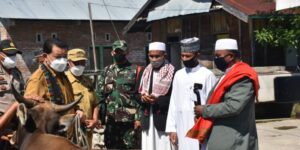 Wakil Bupati Manggarai, Heri Ngabut Serahkan Hewan Kurban di Nanga Ramut