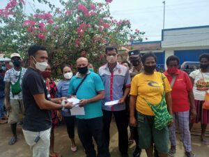 Bupati Merauke Berikan Bantuan Untuk Cleaning Service di Pasar Wamanggu